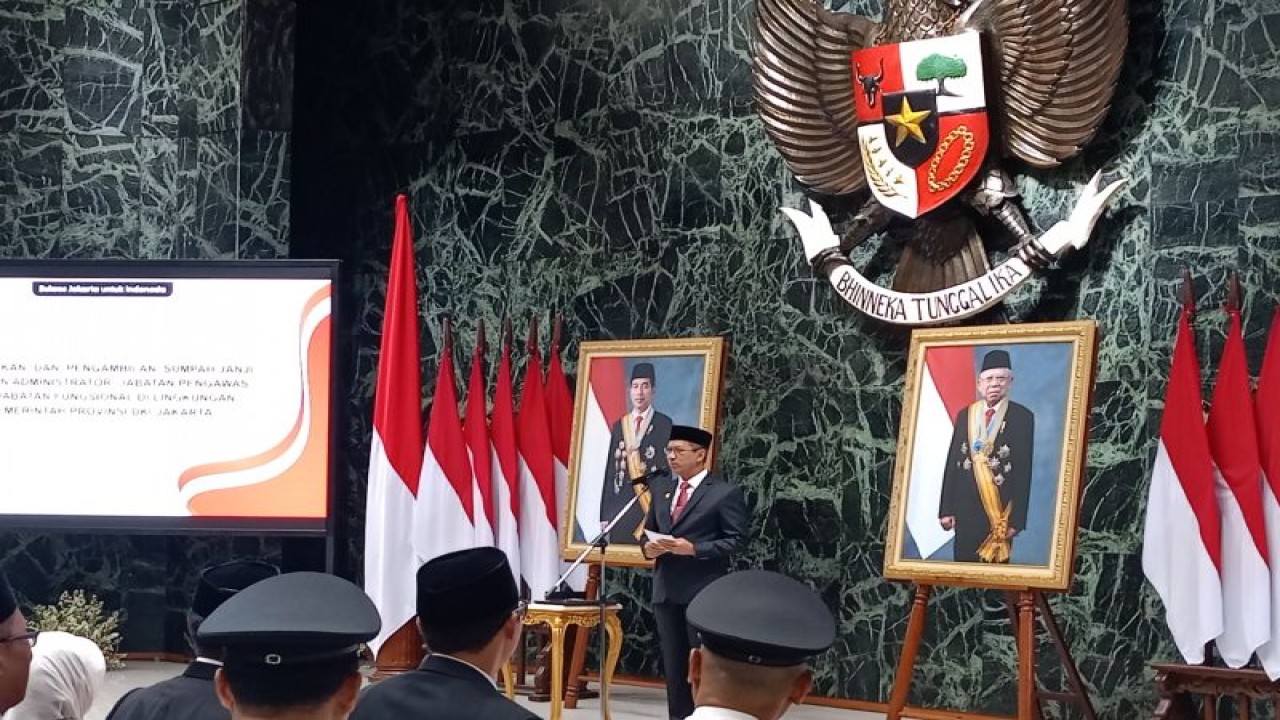 Penjabat (Pj) Gubernur DKI Jakarta Heru Budi Hartono saat melantik Pejabat Pengawas, Administrator dan Fungsional di lingkungan Pemprov DKI Jakarta di Balai Kota DKI, Jakarta Pusat, Kamis (5/10/2023). (ANTARA/Siti Nurhaliza)