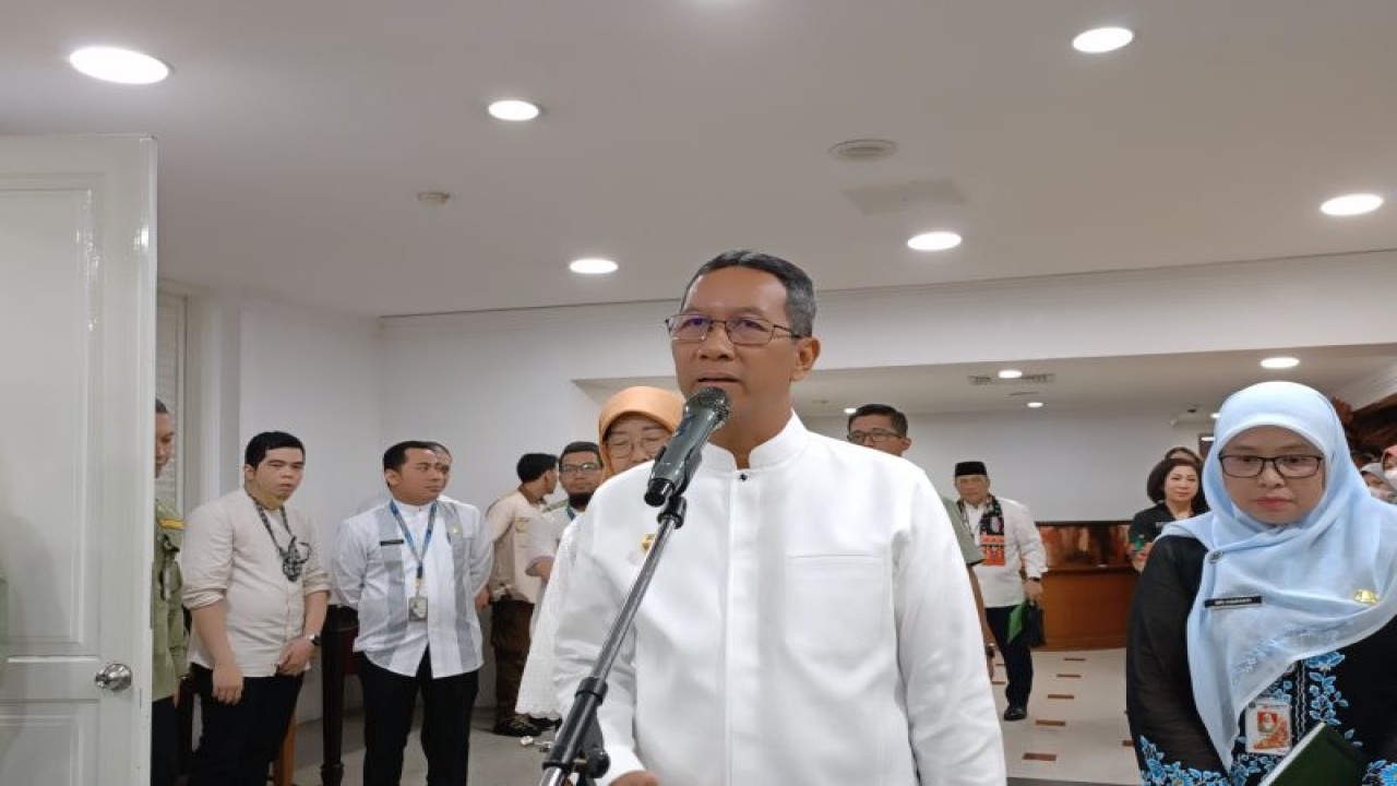 Penjabat (Pj) Gubernur DKI Jakarta Heru Budi Hartono di Balai Kota DKI, Jakarta Pusat, Jumat (6/10/2023). ANTARA/Siti Nurhaliza