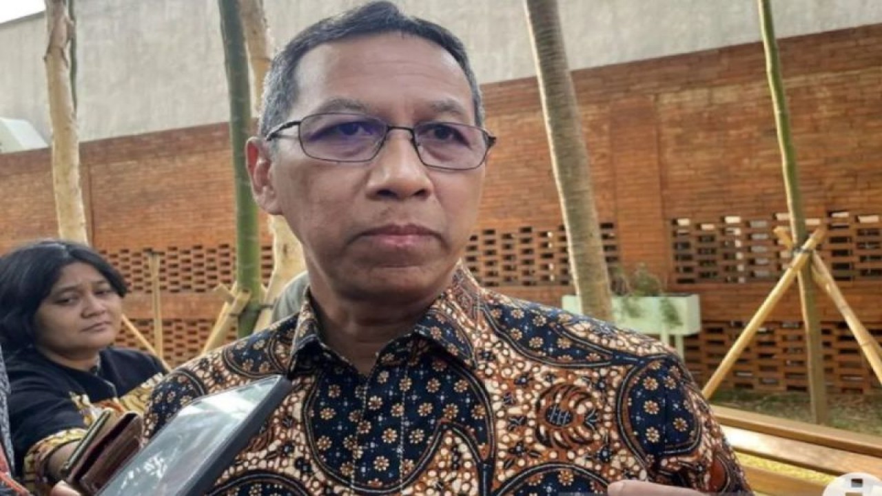 Penjabat Gubernur DKI Jakarta Heru Budi Hartono menjawab pertanyaan wartawan ketika ditemui di kawasan Gelora Bung Karno, Senayan, Jakarta, Jumat (22/9/2023). (ANTARA/Yashinta Difa/aa)