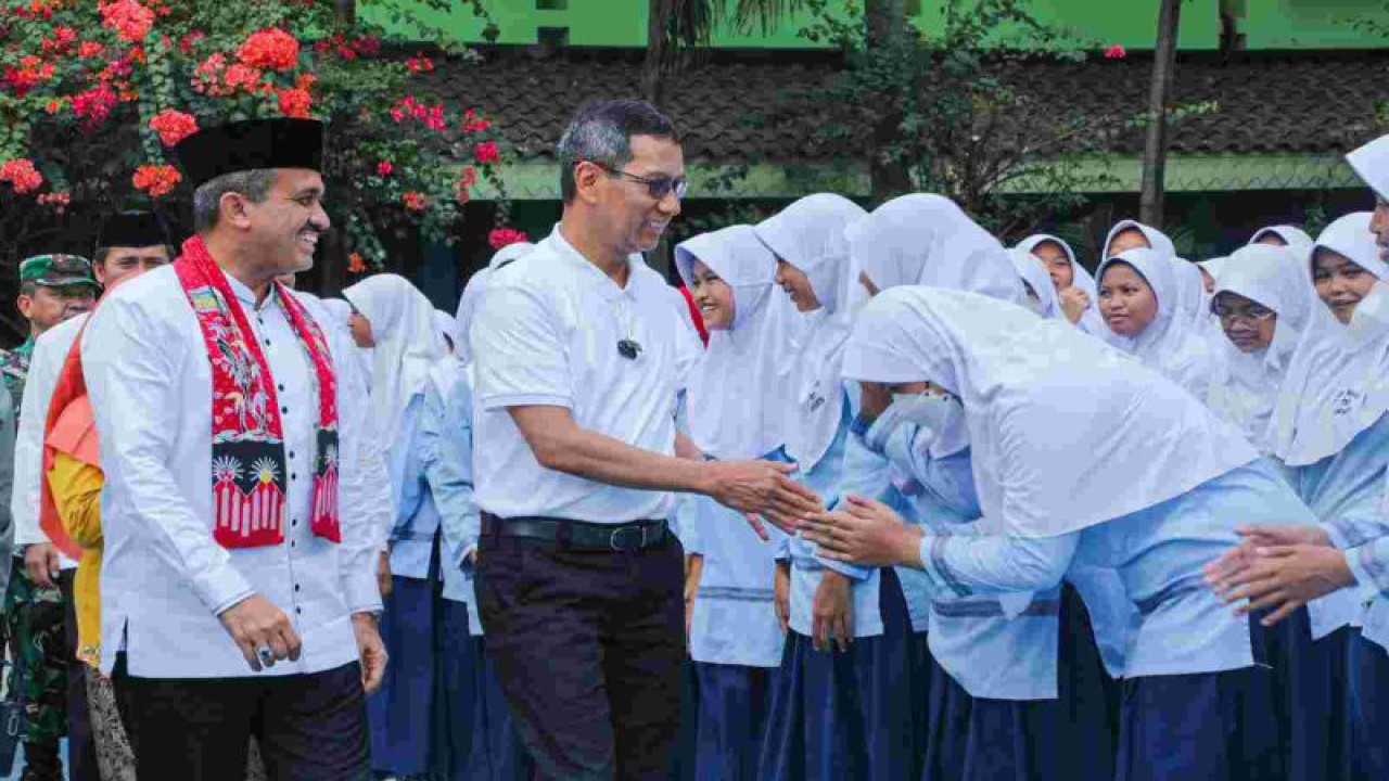 Penjabat Gubernur DKI Jakarta Heru Budi Hartono didampingi Wali Kota Jakarta Timur Muhammad Anwar saat mengunjungi SMP Negeri 193, Kelurahan Ujung Menteng, Cakung, Jakarta Timur, Jumat. ANTARA/HO-PPID DKI Jakarta