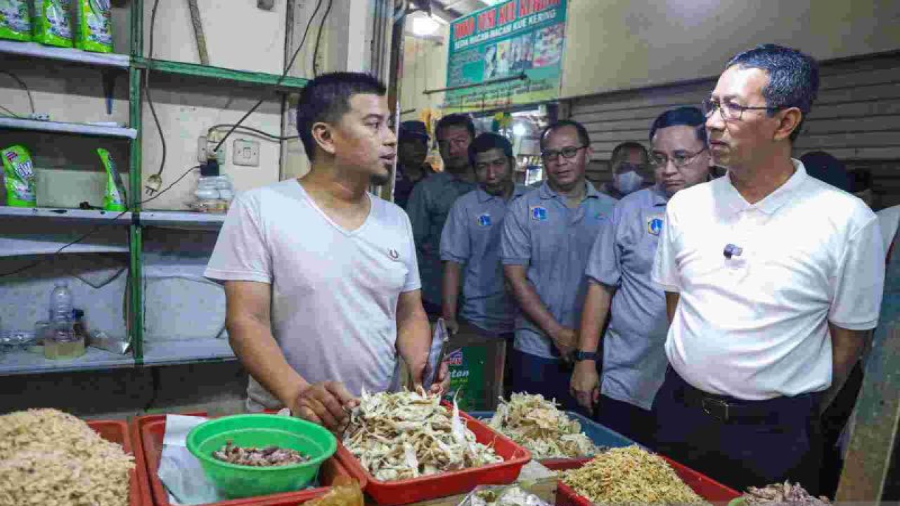 Penjabat (Pj) Gubernur DKI Jakarta Heru Budi Hartono tengah berdialog dengan pedagang sembako saat meninjau ketersediaan dan harga bahan pokok di Pasar Pondok Bambu, Duren Sawit, Jakarta Timur, Jumat (13/10). ANTARA/ HO-PPID DKI Jakarta