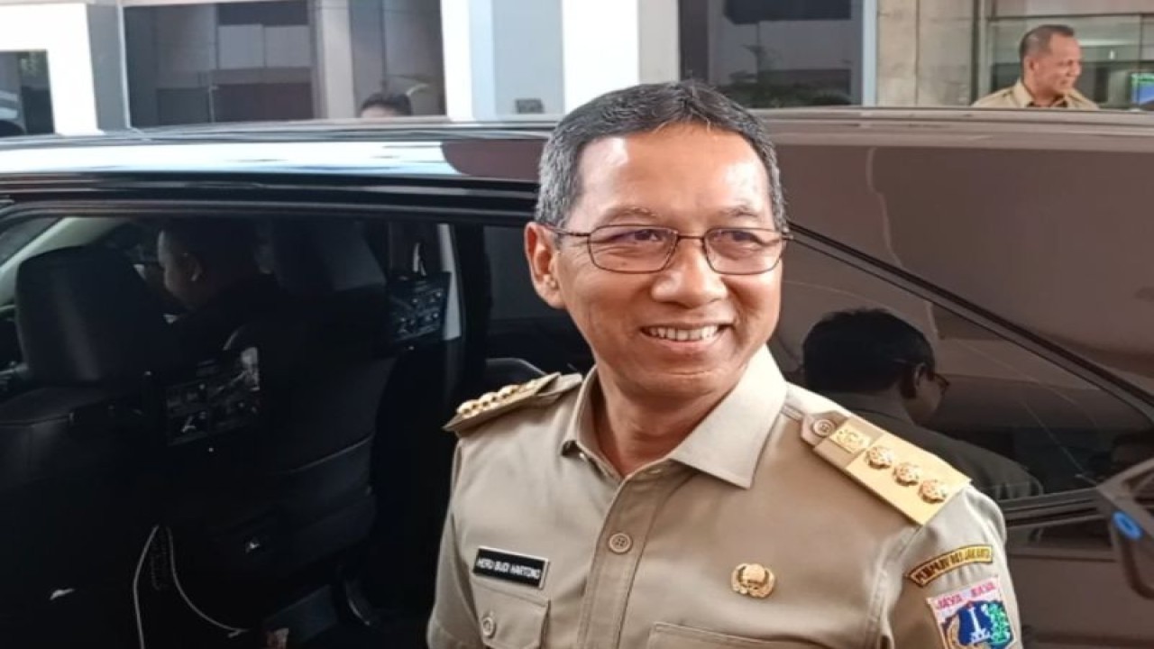 Penjabat (Pj) Gubernur DKI Jakarta Heru Budi Hartono usai menerima surat keputusan (SK) perpanjangan Penjabat (Pj) Gubernur DKI Jakarta dari Menteri Dalam Negeri (Mendagri) RI Tito Karnavian di Gedung Kementerian Dalam Negeri Republik Indonesia (Kemendagri RI), Jalan Medan Merdeka Utara, Jakarta Pusat, Senin (16/10/2023). ANTARA/Siti Nurhaliza