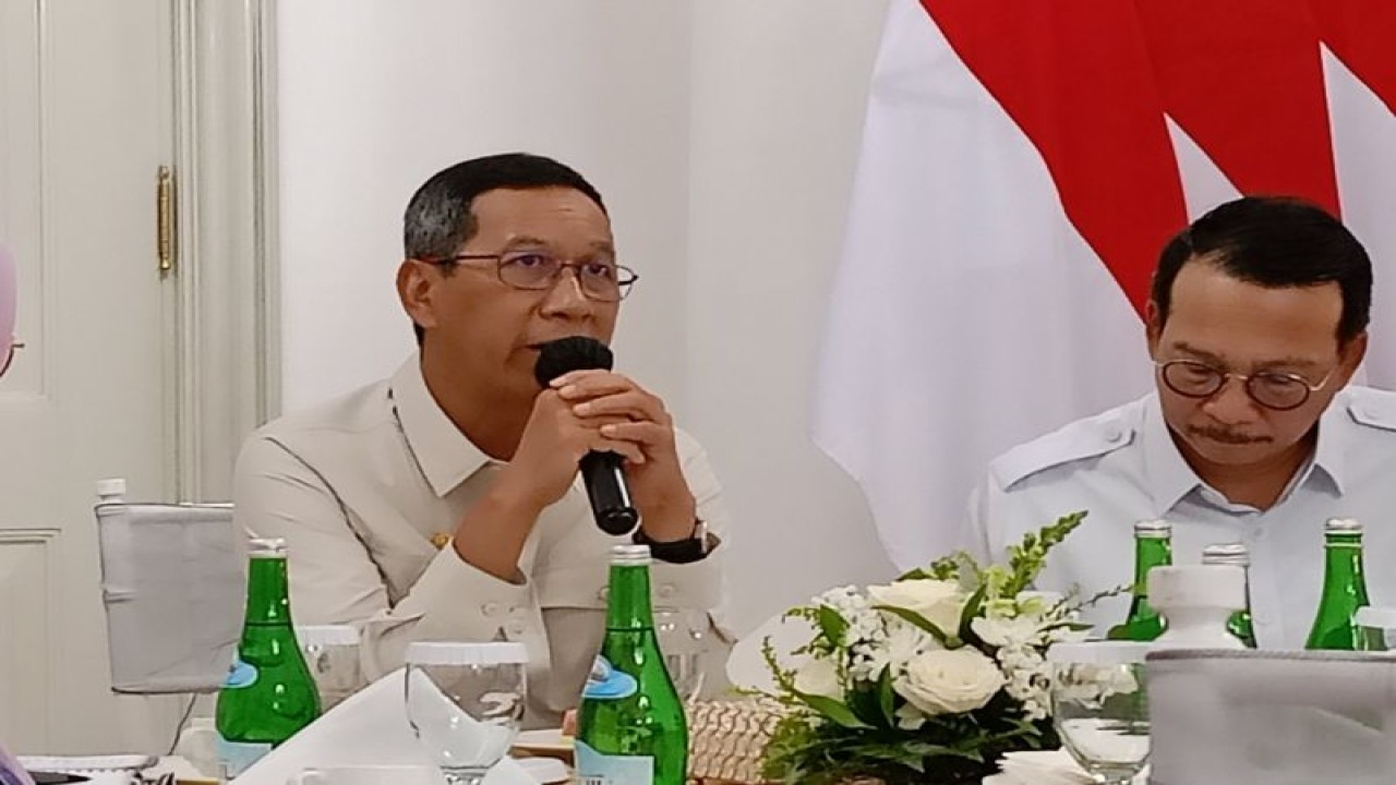 Penjabat (Pj) Gubernur DKI Jakarta Heru Budi Hartono di Balai Kota DKI, Jakarta Pusat, Rabu (18/10/2023). (ANTARA/Siti Nurhaliza)