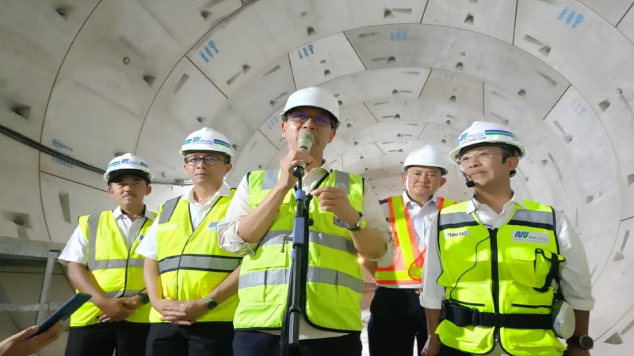 Penjabat (Pj) Gubernur DKI Jakarta Heru Budi Hartono bersama Asisten Pembangunan dan Lingkungan Hidup Sekda DKI Jakarta Afan Adriansyah dan Direktur Utama PT MRT Jakarta Tuhiyat saat meninjau pembangunan jalur MRT Fase 2A di sepanjang "tunnel" mulai dari kawasan Monas menuju Jalan M.H. Thamrin, Jakarta Pusat, Rabu (18/10/2023). ANTARA/Siti Nurhaliza