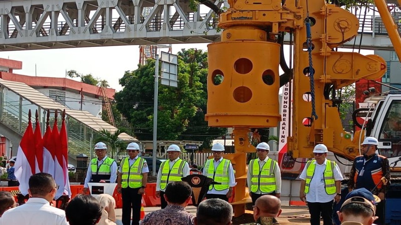 Menteri Perhubungan Indonesia Budi Karya Sumadi dan Penjabat (Pj) Gubernur DKI Jakarta Heru Budi Hartono dalam acara peletakan batu pertama (groundbreaking) Lintas Raya Terpadu (LRT) Fase 1B rute Velodrome-Manggarai di Stasiun LRT Veledrome, Rawamangun, Jakarta Timur, Senin (30/10/2023). ANTARA/Siti Nurhaliza