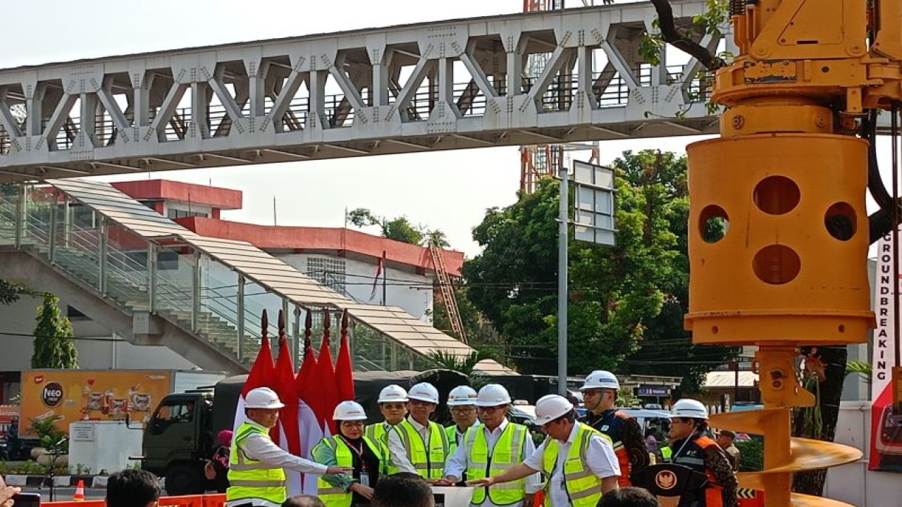 Menteri Perhubungan Indonesia Budi Karya Sumadi dan Penjabat (Pj) Gubernur DKI Jakarta Heru Budi Hartono dalam acara peletakan batu pertama (groundbreaking) Lintas Raya Terpadu (LRT) Fase 1B rute Velodrome-Manggarai di Stasiun LRT Veledrome, Rawamangun, Jakarta Timur, Senin (30/10/2023). (ANTARA/Siti Nurhaliza)