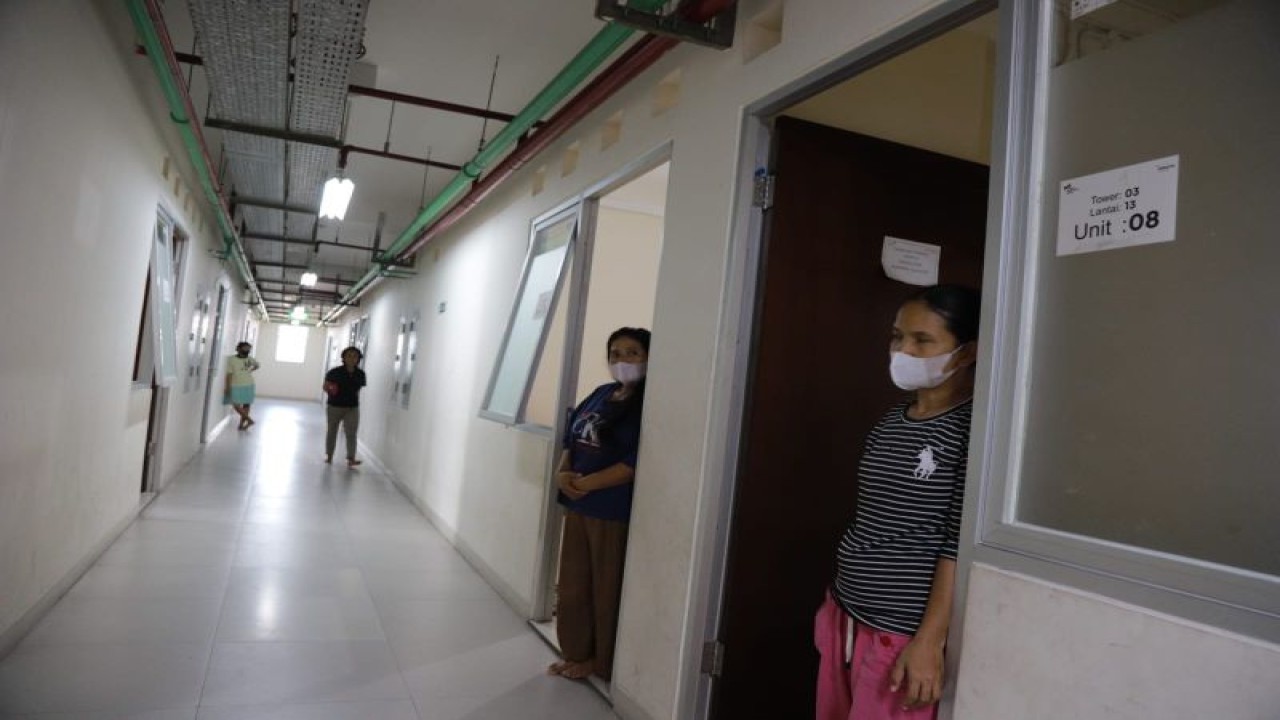 Sejumlah warga penghuni Rumah Susun Sederhana Sewa (Rusunawa) Nagrak di Cilincing, Jakarta Utara, Kamis (26/10/2023). ANTARA/HO-Kominfotik Jakarta Utara