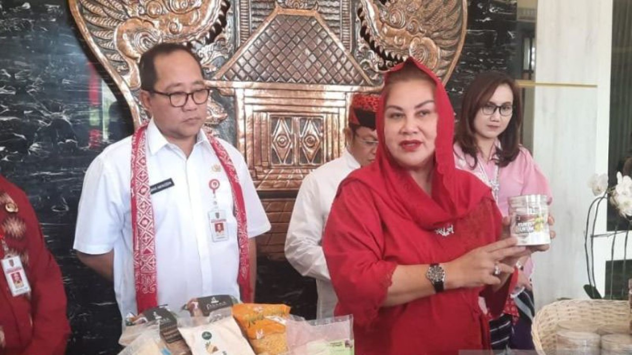 Wali Kota Semarang Hevearita Gunaryanti Rahayu saat konferensi pers rencana penyelenggaraan Festival Pendamping Beras, di Semarang, Kamis (5/10/2023). (ANTARA/Zuhdiar Laeis)
