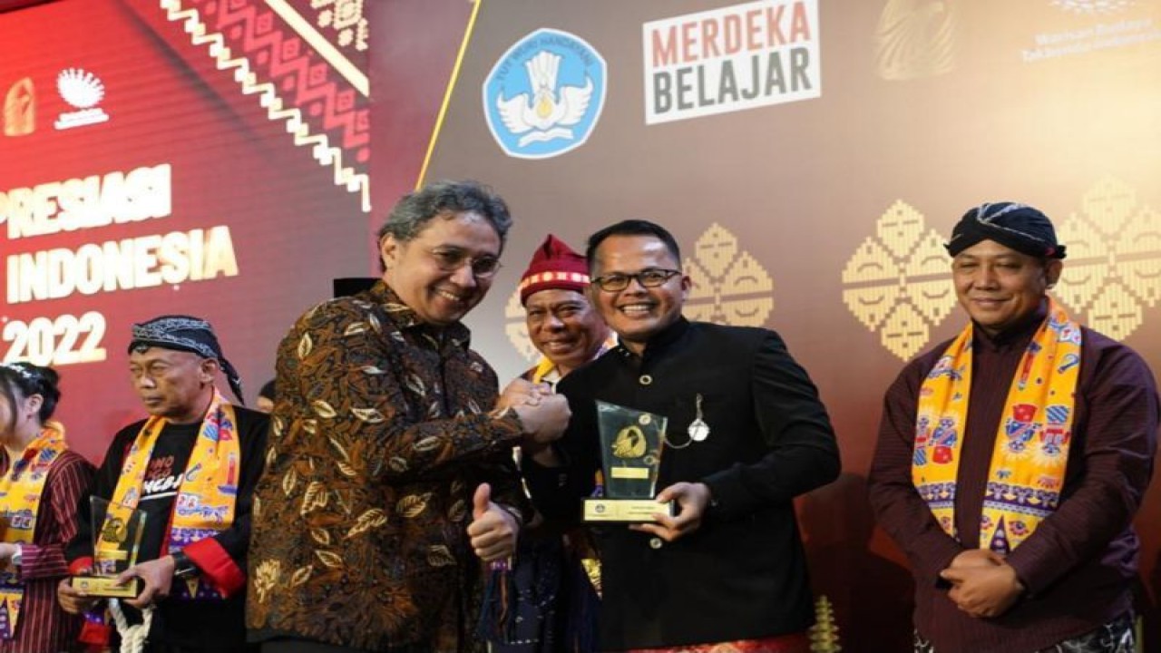 Direktur Jenderal Kebudayaan Kemendikbudristek Hilmar Farid (depan berbatik cokelat) memberikan penghargaan pada pelaku budaya dalam Anugerah Kebudayaan Indonesia tahun 2022. (ANTARA/HO-Kemendikbudristek)