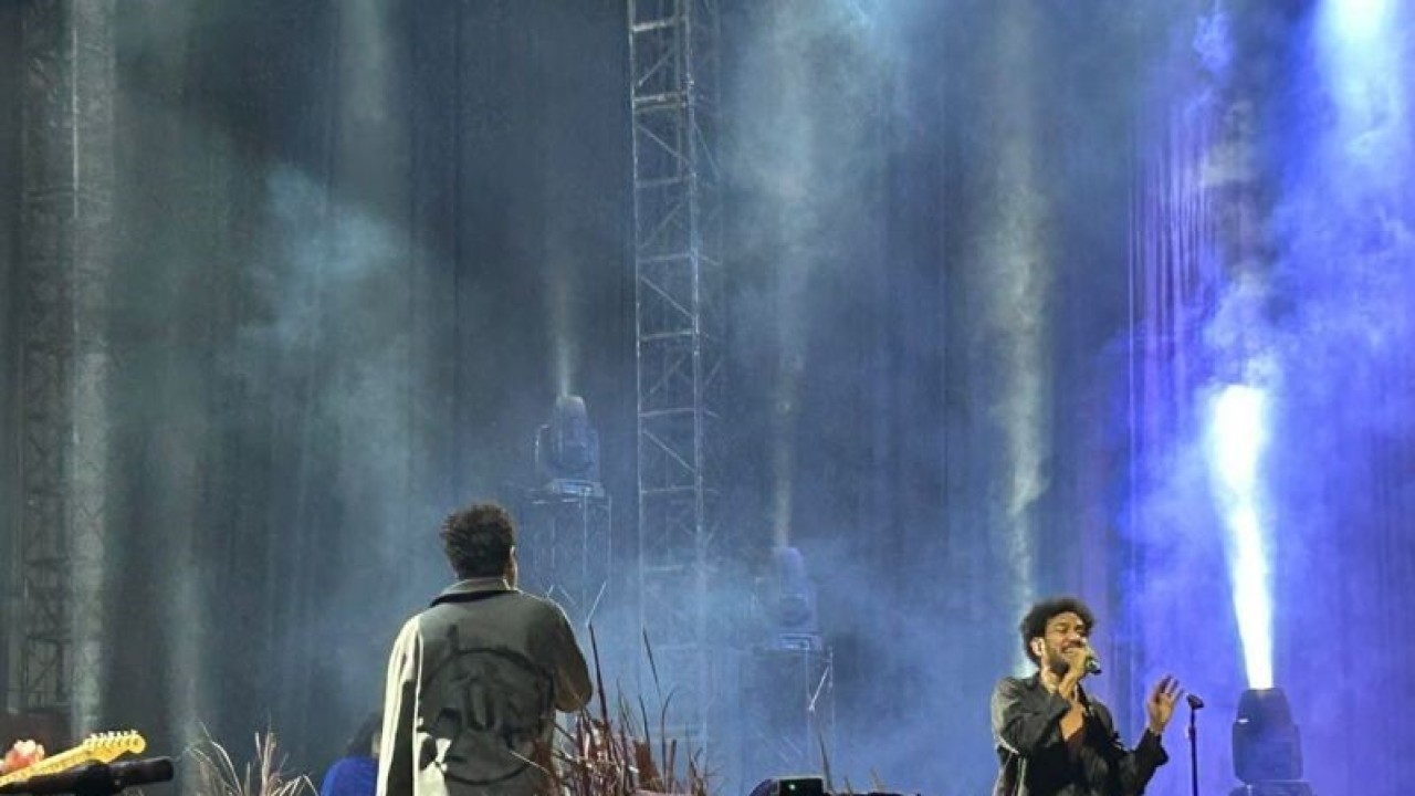 Aksi panggung Hindia bersama Teddy Adhitya di gelaran konser tunggal Hindia "Malaikat Berputar Di Langit Jakarta" di kawasan Rawamangun, Jakarta Timur, Sabtu (30/9/2023). (ANTARA/Vinny Shoffa Salma)