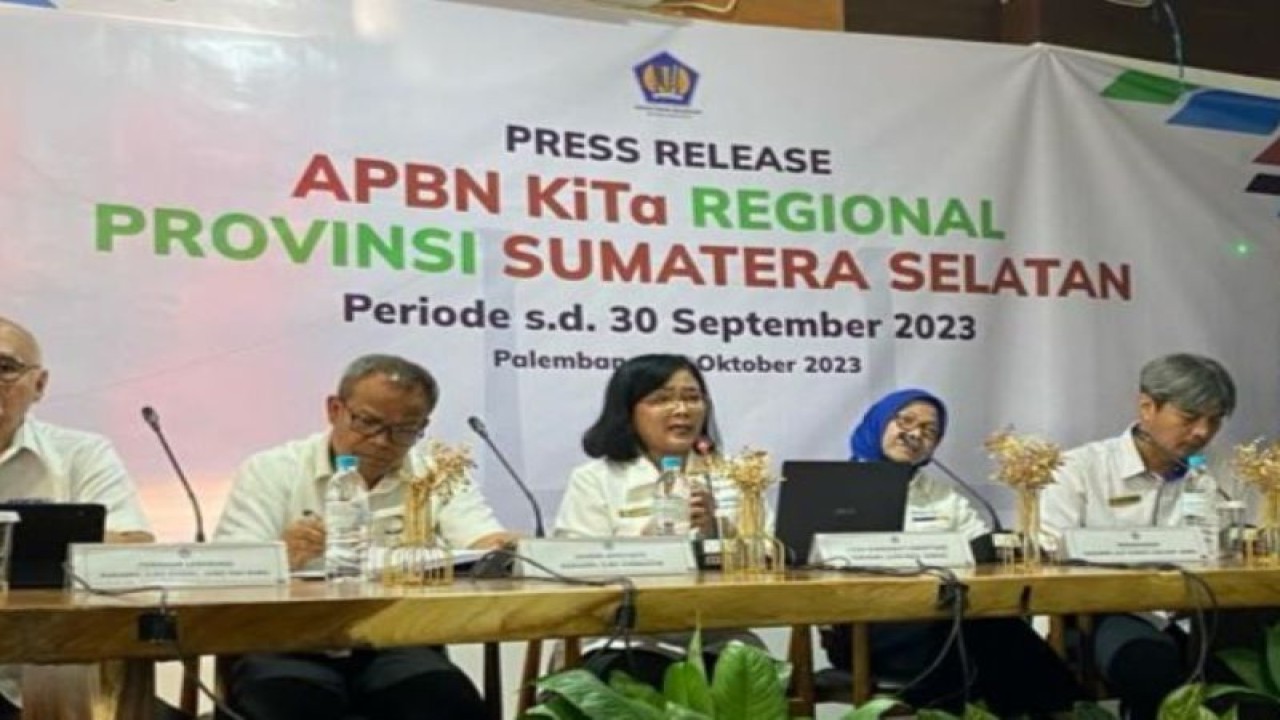 Kepala Balai Diklat Keuangan (BDK) Palembang Denny Handoyo Supriatman (paling kanan) saat konferensi pers di Palembang, Senin (30/10/2023). (ANTARA/Ahmad Rafli Baiduri)
