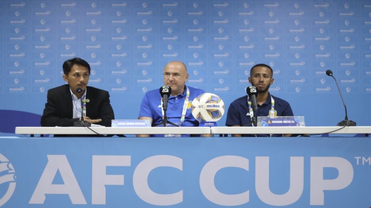 Pelatih Kepala Hougang United Marko Kraljevic (tengah) memberikan keterangan pers H-1 melawan PSM Makassar pada fase Grup H Piala AFC di Stadion Kapten I Wayan Dipta, Kabupaten Gianyar, Bali, Selasa (24/10/2023). ANTARA/HO-PSM Makassar