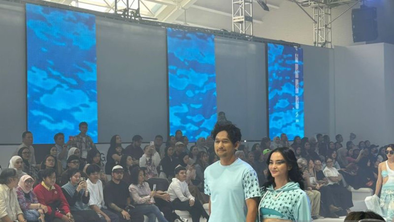 Pasangan selebritas Ibnu Jamil dan Ririn Ekawati saat ditemui dalam ajang JFW 2024 di Kawasan Pondok Indah, Jakarta Selatan, Kamis (26/10/2023. (ANTARA/Vinny Shoffa Salma)