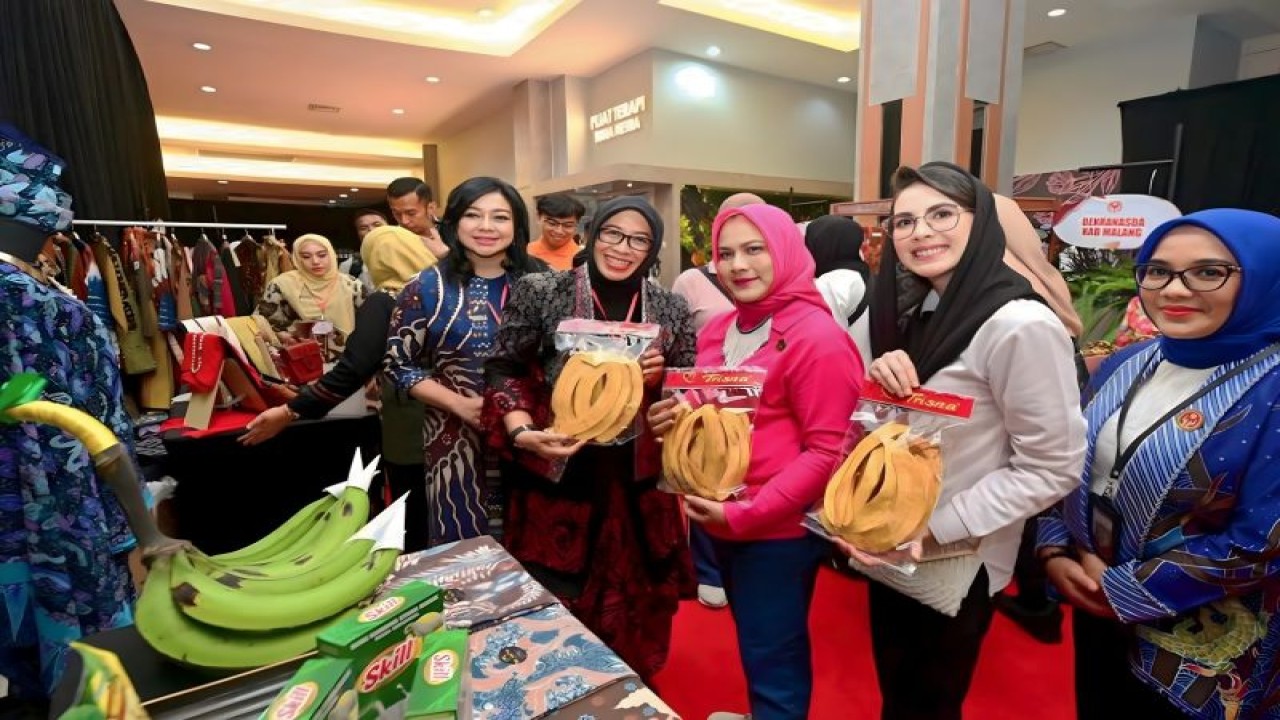 Ibu Negara Iriana Jokowi bersama istri Wagub Jatim Arumi Bachsin mengunjungi Dekranasda Lumajang saat pameran produk unggulan di Griya Karya Surabaya, Gedung Siola, Kota Surabaya, Jatim, Kamis (26/10/2023). ANTARA/HO-Diskominfo Lumajang
