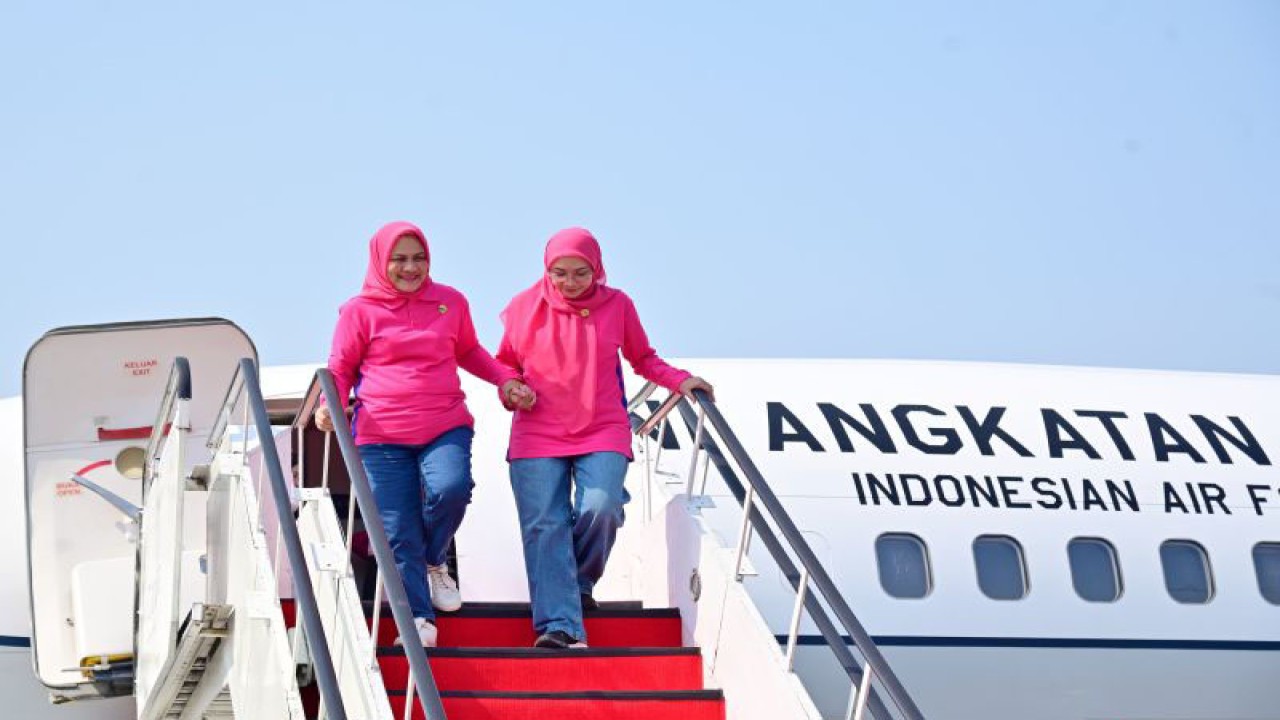 Ibu Negara Iriana Joko Widodo bersama istri Wakil Presiden Ma’ruf Amin, Wury Ma’ruf Amin, serta anggota Organisasi Aksi Solidaritas Kabinet Indonesia Maju (OASE KIM) tiba di Bandar Udara Internasional Juanda, Kabupaten Sidoarjo, Provinsi Jawa Timur pada Kamis (26/10/2023). (ANTARA/HO-Biro Pers Sekretariat Presiden/Muchlis Jr)