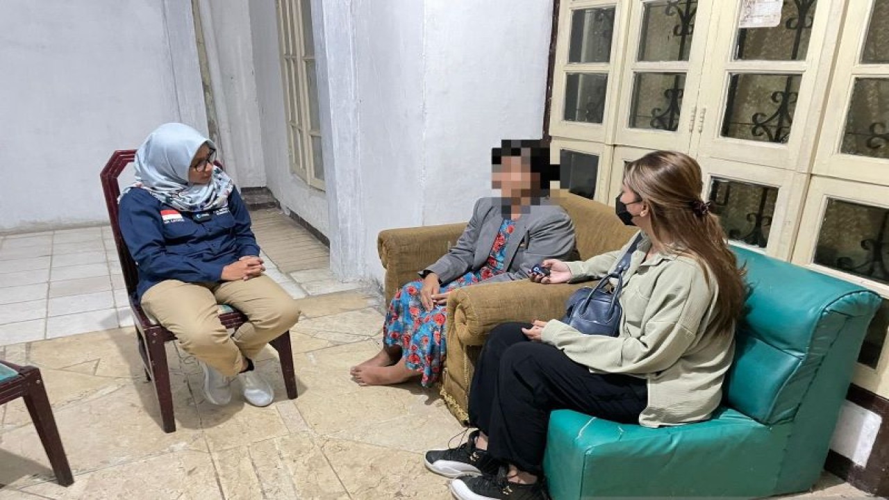 Komisi Nasional Perlindungan Anak (Komnas PA) memonitoring ibu berinisial LN alias A yang menenggelamkan bayinya ke dalam sebuah ember berisi air di Pesanggerahan, Jakarta Selatan, Selasa (17/10/2023). ANTARA/Erlangga Bregas Prakoso