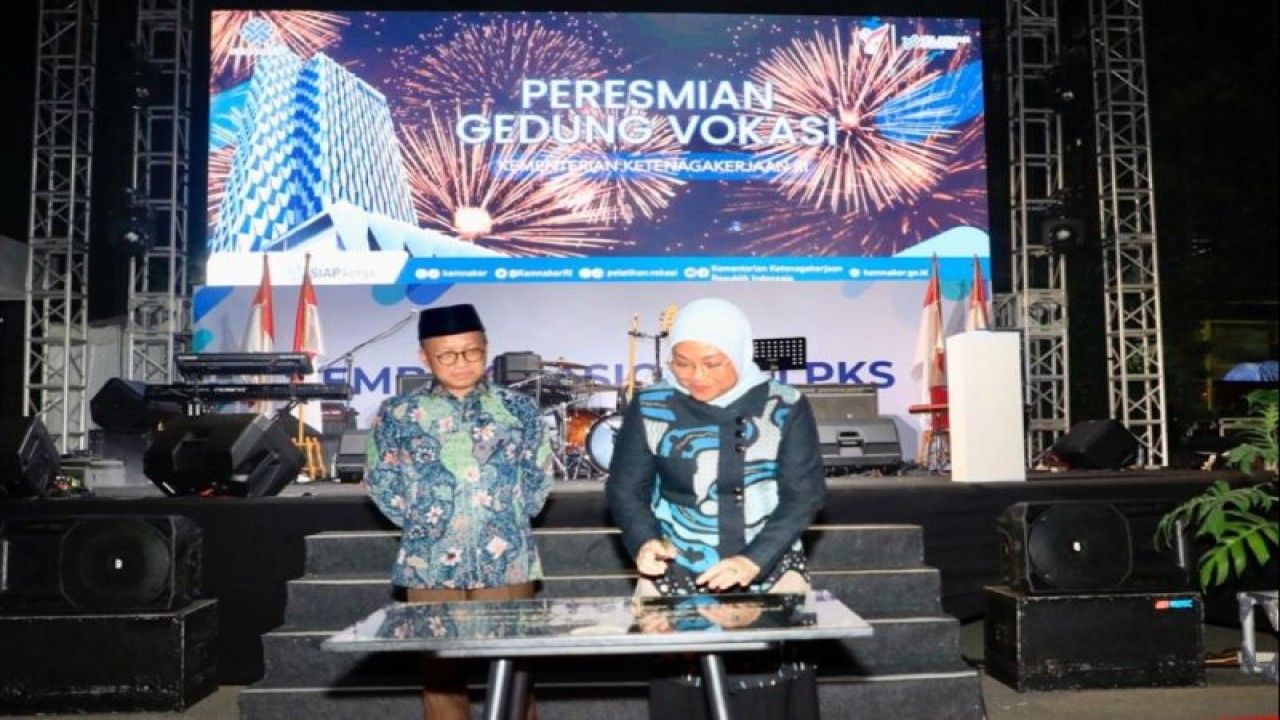 Menaker Ida Fauziyah (kanan) didampingi Plt. Dirjen Pembinaan Pelatihan Vokasi Dan Produktivitas (Binalavotas) Kemnaker, Anwar Sanusi meresmikan Gedung Vokasi Kemenaker di Jalan Jenderal Gatot Subroto Kaveling 44, Jakarta Selatan, Minggu (15/10/2023) malam. (ANTARA/HO-Kemnaker)