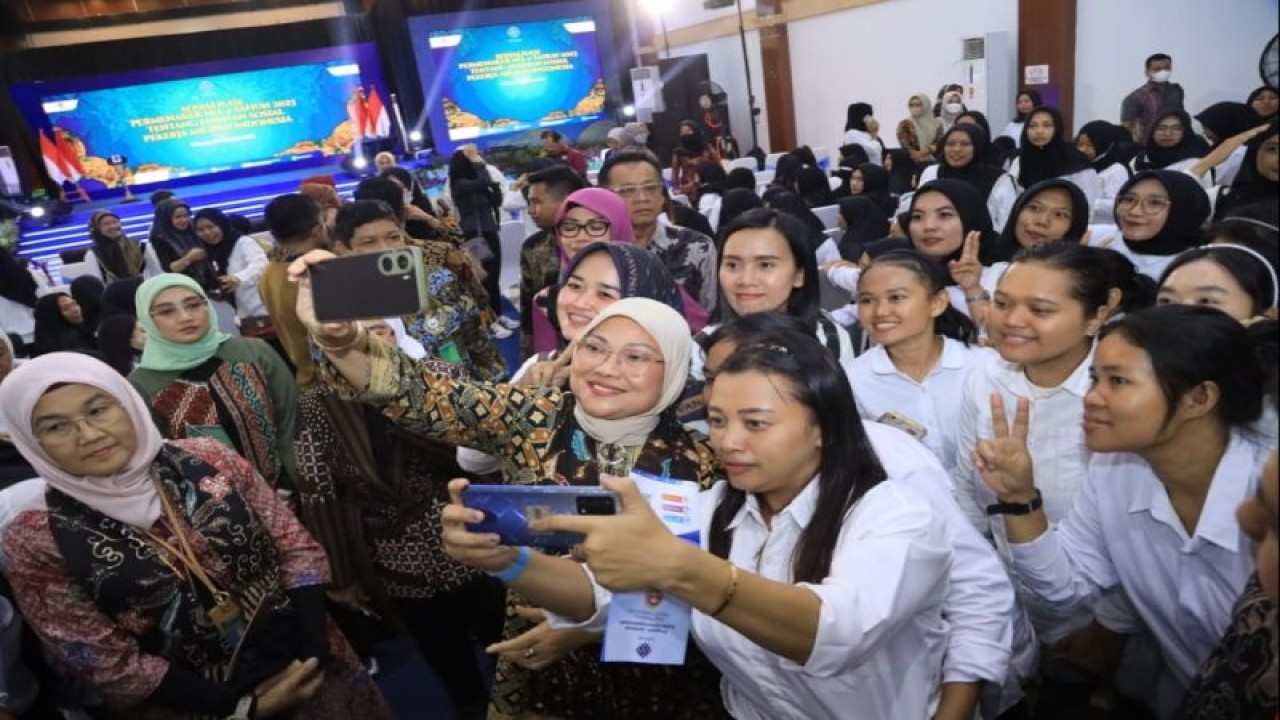Menaker Ida Fauziyah melayani swafoto peserta Sosialisasi Permenaker Nomor 4 Tahun 2023 tentang Jaminan Sosial Pekerja Migran Indonesia di Cilacap, Jawa Tengah, Senin (30/10/2023). (ANTARA/HO-Kemnaker)