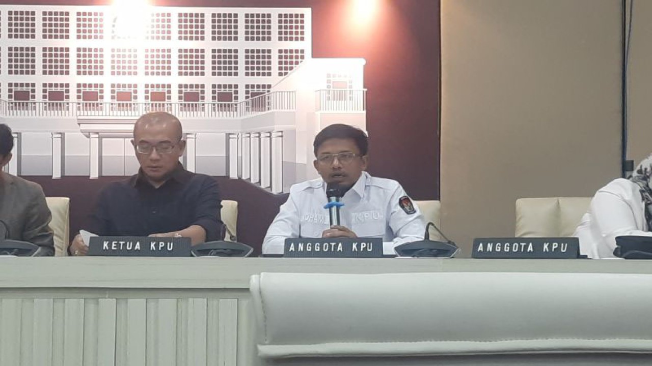 Anggota KPU RI Idham Holik dalam konferensi pers di Media Centre KPU RI, Jakarta, Senin (16/10/2023). (ANTARA/Narda Margaretha Sinambela)