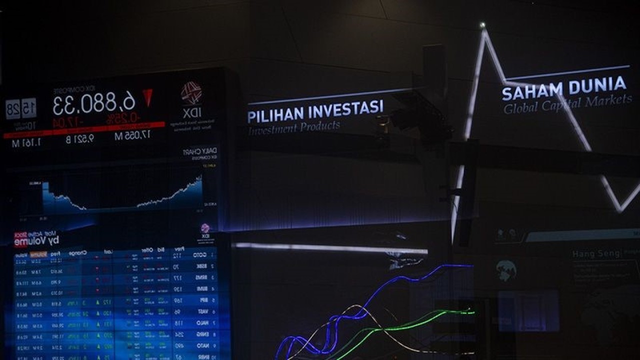 Ilustrasi - Refleksi kaca seorang karyawan berada di dekat layar pergerakan Indeks Harga Saham Gabungan (IHSG) di Bursa Efek Indonesia, Jakarta. ANTARA FOTO/Sigid Kurniawan/YU/aa.