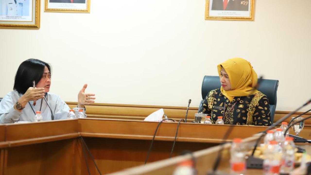 Wakil Wali Kota Administrasi Jakarta Timur Iin Mutmainah (kanan) saat berbincang dengan Kepala Unit Pelayanan Perempuan dan Anak (PPA) Polres Metro Jakarta Timur di Kantor Wali Kota Jaktim, Kamis (12/10/2023). ANTARA/HO-Kominfotik Jakarta Timur