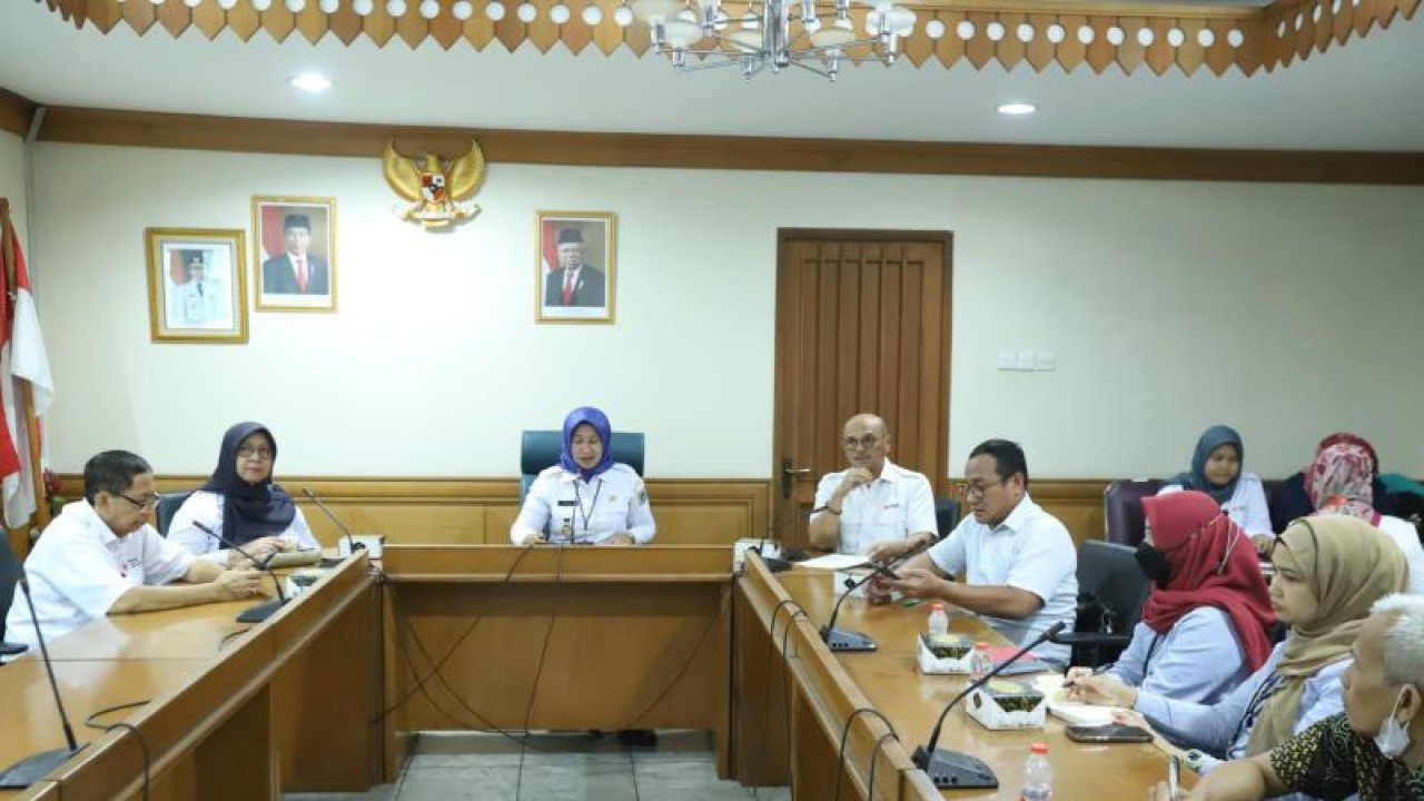 Wakil Wali Kota Jaktim Iin Mutmainah saat memimpin rapat Bulan Dana PMI bersama dunia usaha Jakarta Timur, di Ruang Rapat Wakil Wali Kota, Kantor Wali Kota Jakarta Timur, Rabu (18/10/2023). ANTARA/HO-Kominfotik Jakarta Timur