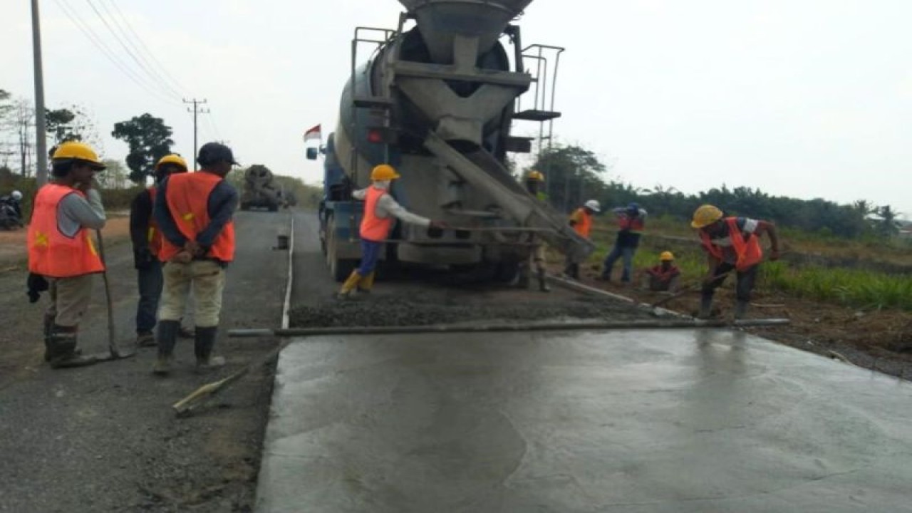 Proyek jalan sesuai Inpres Jalan Daerah (IJD) di Provinsi Lampung. ANTARA/HO-Kementerian PUPR