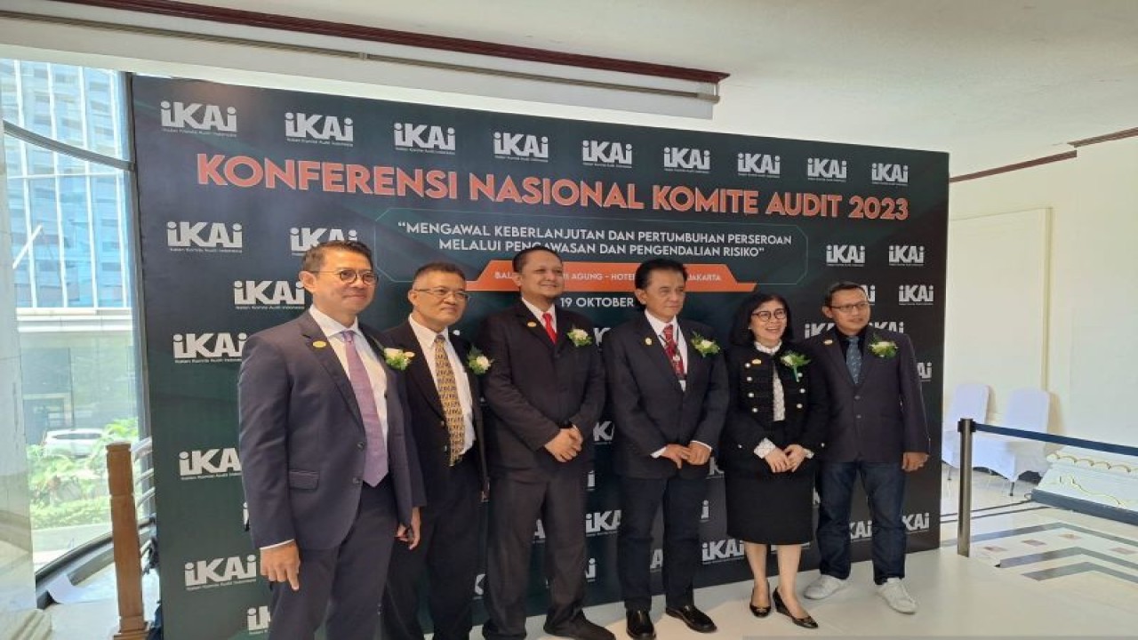 Ketua Dewan Pengurus IKAI Chandra Marta Hamzah saat Konferensi Nasional Komite Audit 2023 di Jakarta, Kamis (19/10/2023). ANTARA/Bayu Saputra