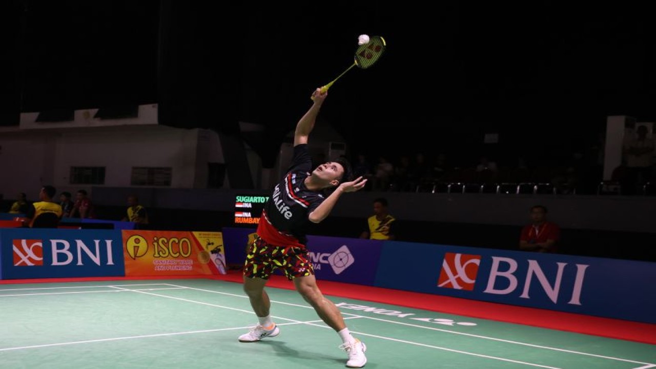 Pebulu tangkis tunggal putra Ikhsan Leonardo Imanuel Rumbay berusaha mengembalikan shuttlecock saat menghadapi Tommy Sugiarto pada babak perempat final Indonesia International Challenge 2023 di Surabaya, Jawa Timur, Jumat. (ANTARA/HO-PP PBSI)