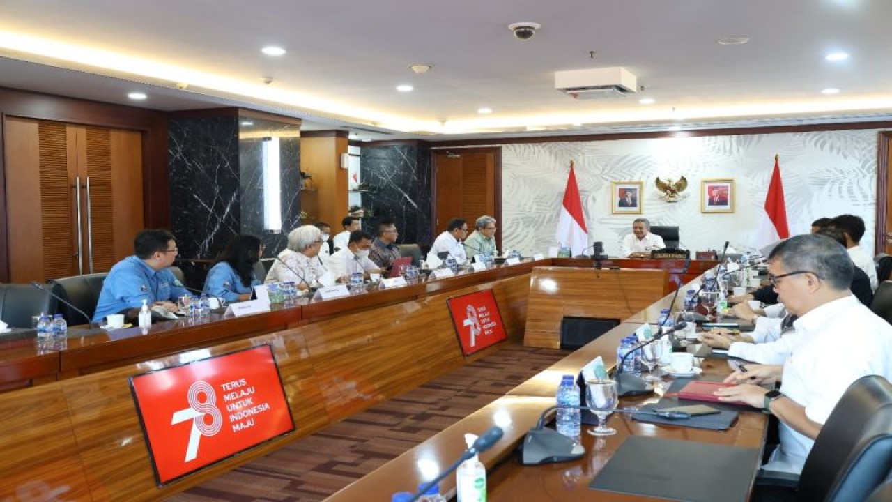 menjadi pusat inovasi dengan pemanfaatan insentif pajak khususnya tax deduction guna mendukung percepatan penyiapan berbagai sarana dan prasarana pendidikan.