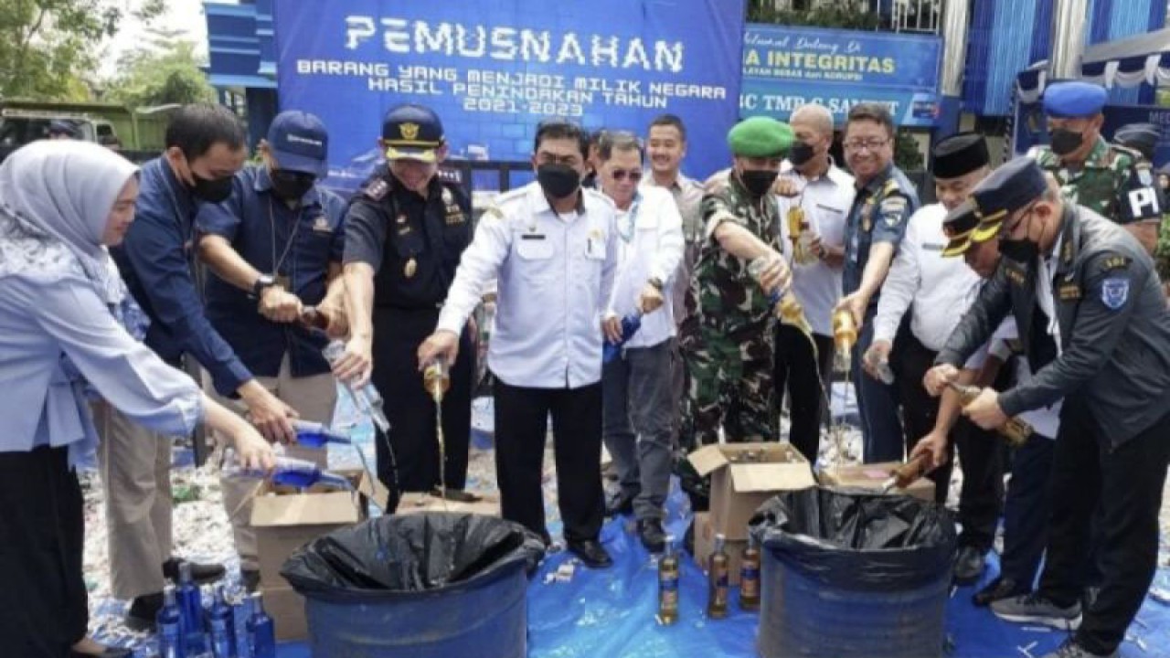 Suasana pemusnahan tembakau dan minuman beralkohol ilegal hasil penindakan KPPBC TMPC, Rabu (18/10/2023). (ANTARA/Norjani)
