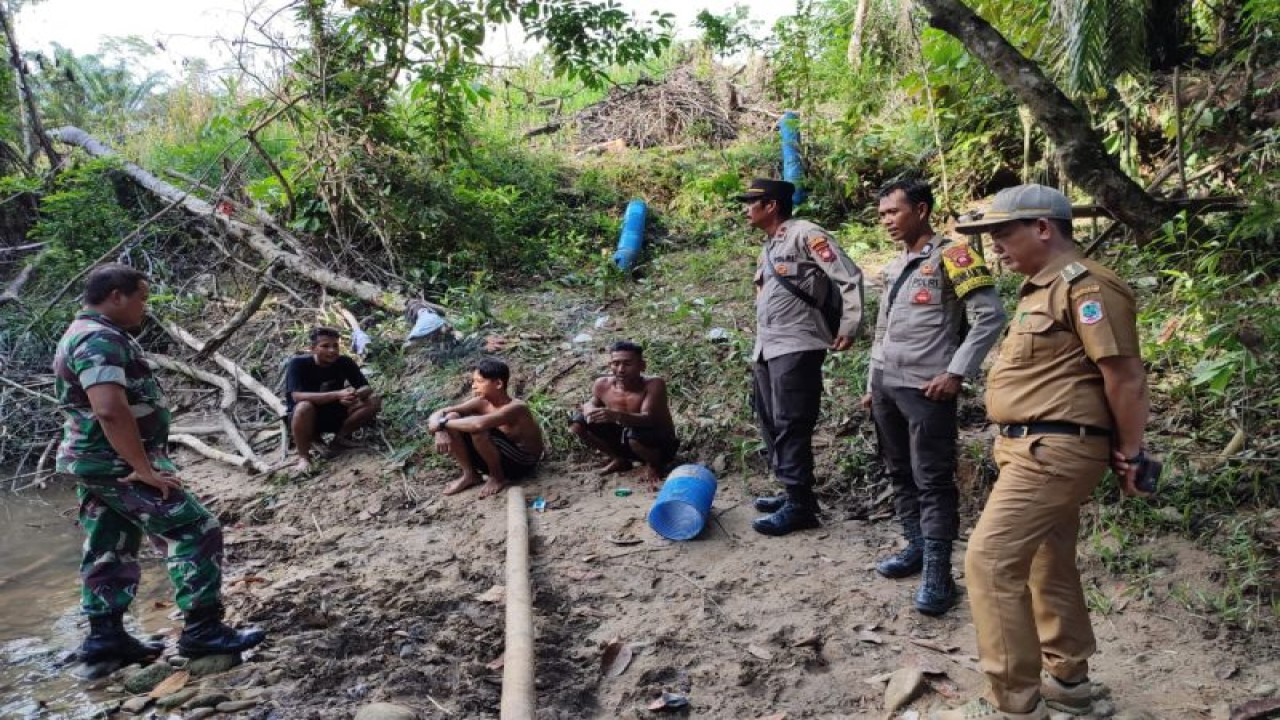 Kerusakan lingkungan akibat tambang emas ilegal di Kecamatan Empanang perbatasan Indonesia-Malaysia, wilayah Kapuas Hulu, Kalimantan Barat. ANTARA/HO-Humas Polres Kapuas Hulu (Teofilusianto Timotius) Kerusakan lingkungan akibat tambang emas ilegal di Kecamatan Empanang perbatasan Indonesia-Malaysia, wilayah Kapuas Hulu, Kalimantan Barat. ANTARA/HO-Humas Polres Kapuas Hulu (Teofilusianto Timotius)