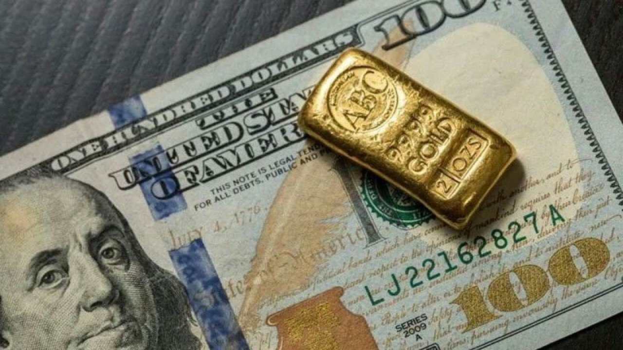 Ilustrasi - Emas batangan pada Uang Kertas 100 Dolar AS. (ANTARA/Shutterstock/pri.)