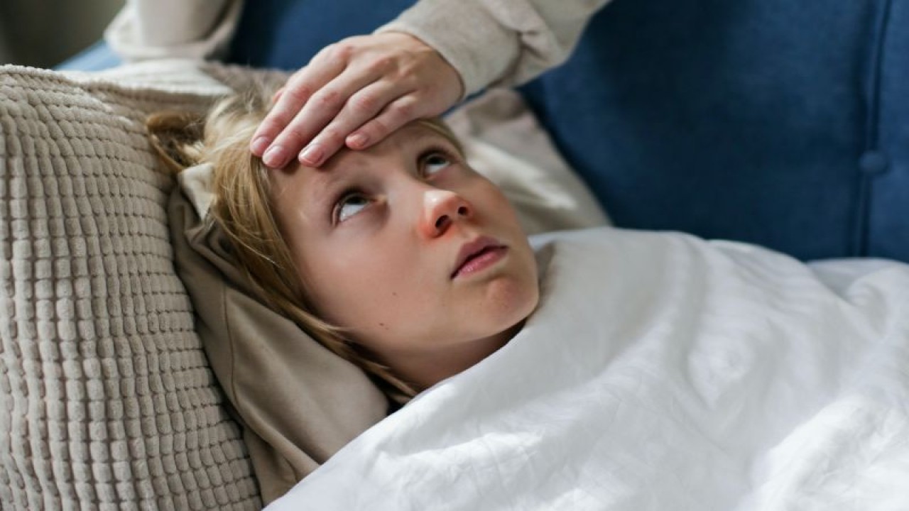 Ilustrasi seseorang mengalami demam (ANTARA/Pexels/cottonbro studio)