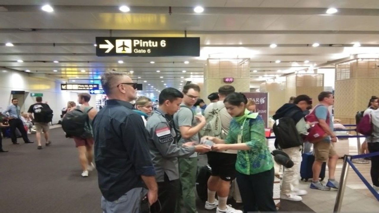 Imigrasi mendeportasi dan memasukkan dalam daftar penangkalan masuk Indonesia kepada WNA Amerika Serikat (kiri) karena melanggar izin tinggal di Denpasar, Bali, Selasa (3/10/2023) ANTARA/Dewa Ketut Sudiarta Wiguna