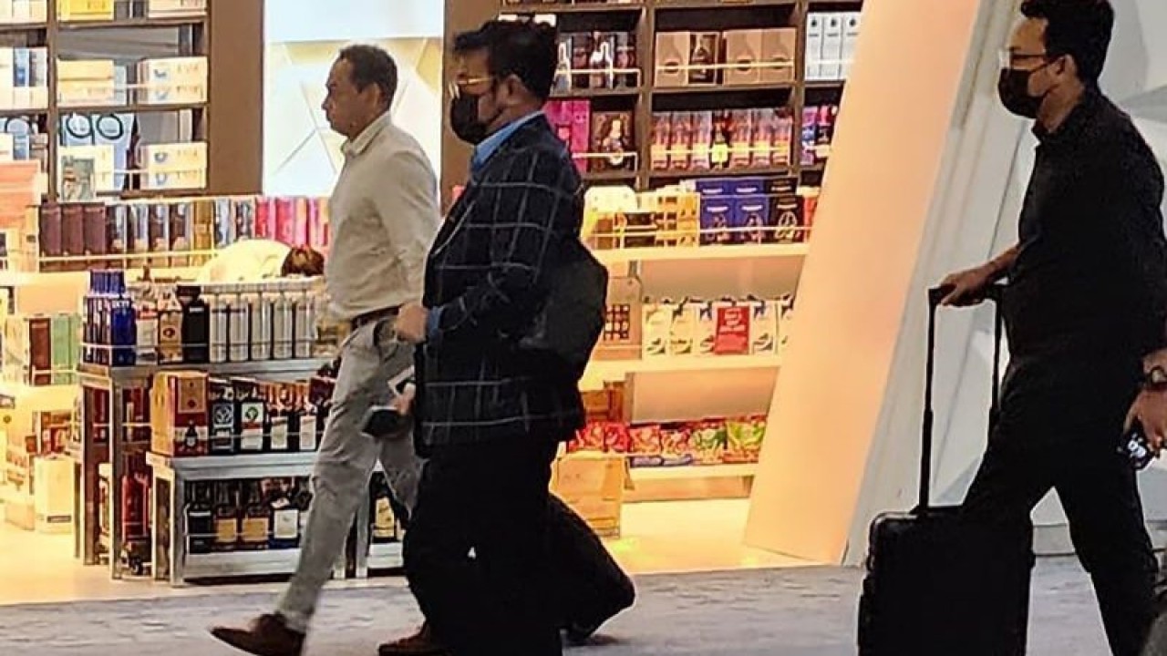Menteri Pertanian Syahrul Yasin Limpo (kedua kiri) berjalan keluar setibanya dari luar negeri di Terminal 3 Bandara Soekarno Hatta, Tangerang, Banten, Rabu (4/10/2023). ANTARA FOTO/Izzah Syafitri/rwa.