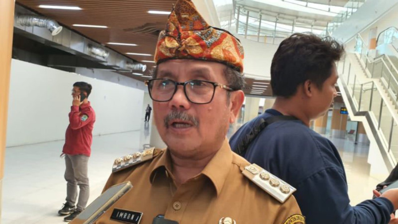 Bupati Cirebon Imron Rosyadi saat memberikan keterangan di Cirebon, Jawa Barat. (ANTARA/Fathnur Rohman)