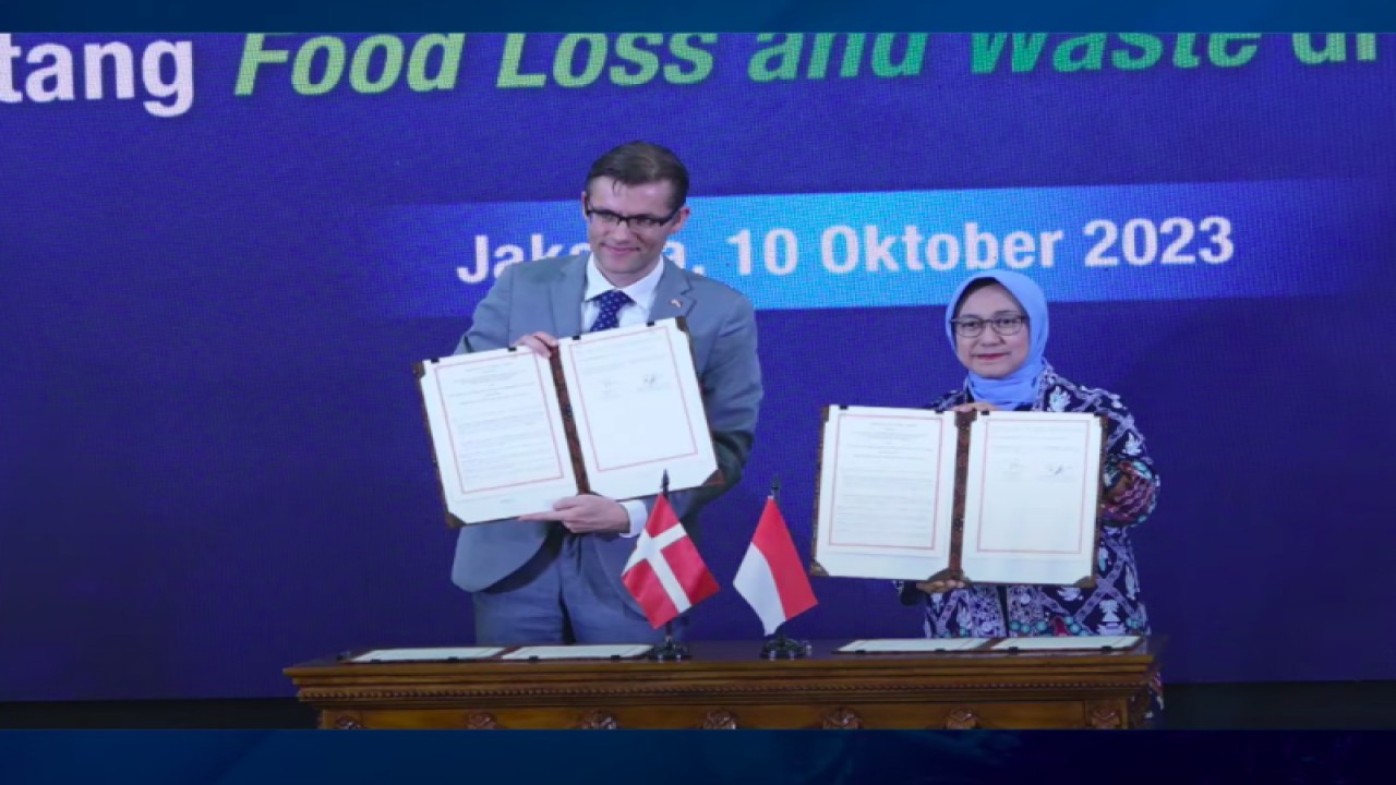 Tangkapan virtual Deputi Bidang Kemaritiman dan Sumber Daya Alam Kementerian Perencanaan Pembangunan Nasional/Badan Perencanaan Pembangunan Nasional Vivi Yulaswati dengan Chargé d’Affaires Embassy of Denmark Jakarta Per Brixen yang menandantangani nota kesepahaman/Memorandum of Understanding (MoU) terkait food loss and waste dalam acara “International Day of Awareness of Food Loss and Waste: Tiada Sisa yang Tak Berdaya” di Gedung Bappenas, Jakarta, Selasa (10/10/2023). ANTARA/M. Baqir Idrus Alatas