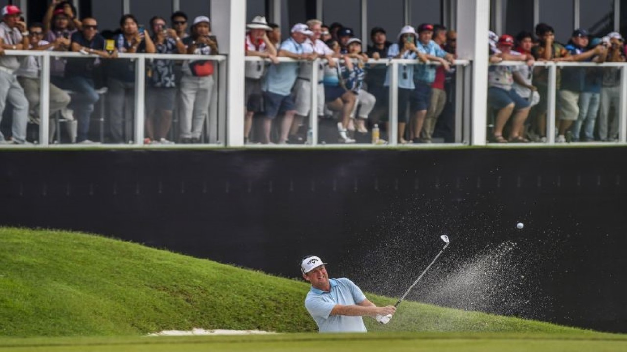 Pegolf Afrika Selatan Mathiam Keyser melakukan pukulan dari "bunker" pada putaran final BNI Indonesian Masters 2022 di Royale Jakarta Golf Club, Jakarta, Minggu (4/12/2022). ANTARA FOTO/Galih Pradipta/YU (ANTARA FOTO/GALIH PRADIPTA)