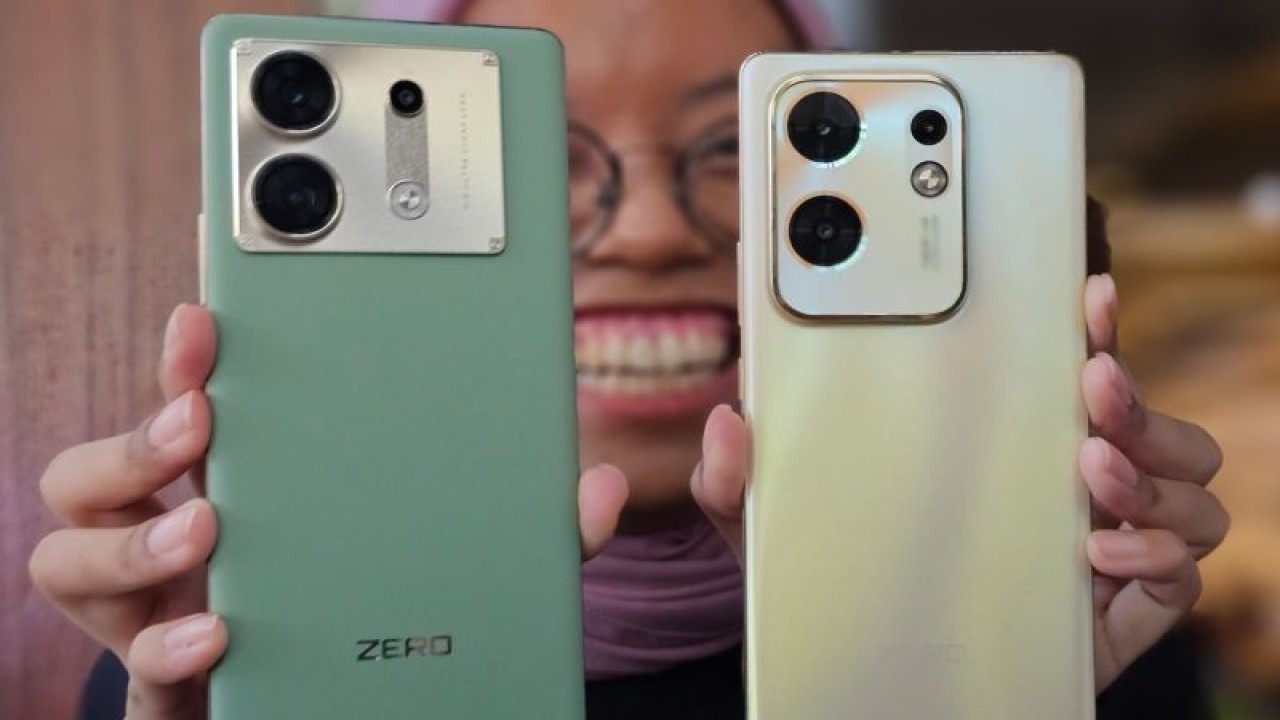 Tampilan Infinix Zero 30 5G (kiri) dan Infinix Zero 30 (kanan) dalam acara konferensi pers Infinix Indonesia, Kamis (26/10/2023). (ANTARA/Livia Kristianti)