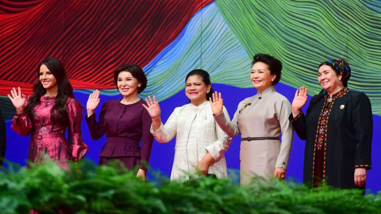 Ibu Negara Iriana Joko Widodo (tengah) saat menghadiri program pendamping KTT ke-3 BRF di Beijing, RRT, Rabu (18/10/2023). ANTARA/HO-Biro Pers Sekretariat Presiden