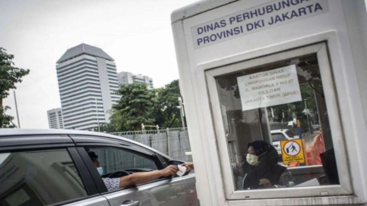 Pengendara mobil menyerahkan karcis parkir ke petugas di lapangan IRTI Monas, Jakarta Pusat, Jakarta, Rabu (18/10/2023). ANTARA FOTO/Aprillio Akbar/hp
