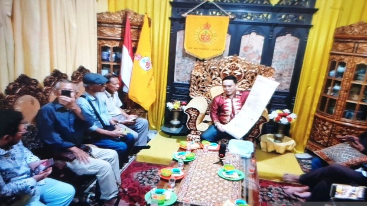 Sultan Palembang Darussalam Sultan Mahmud Badaruddin (SMB) IV RM Fauwaz Diraja menunjukkan silsilah keturunan Kesultanan. (ANTARA/Yudi Abdullah/23)