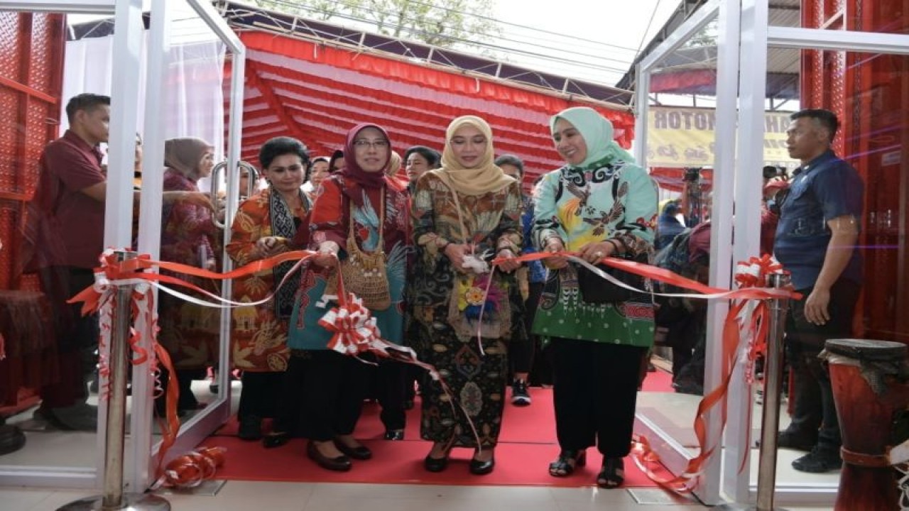 Istri Wakil Presiden RI Wury Ma'ruf Amin menggunting pita pada acara peresmian operasional Kantor Dewan Kerajinan Nasional Daerah (Dekranasda) Provinsi Papua Barat Daya di Kota Sorong, Rabu (11/10/2023). (ANTARA/HO-Satwapres)