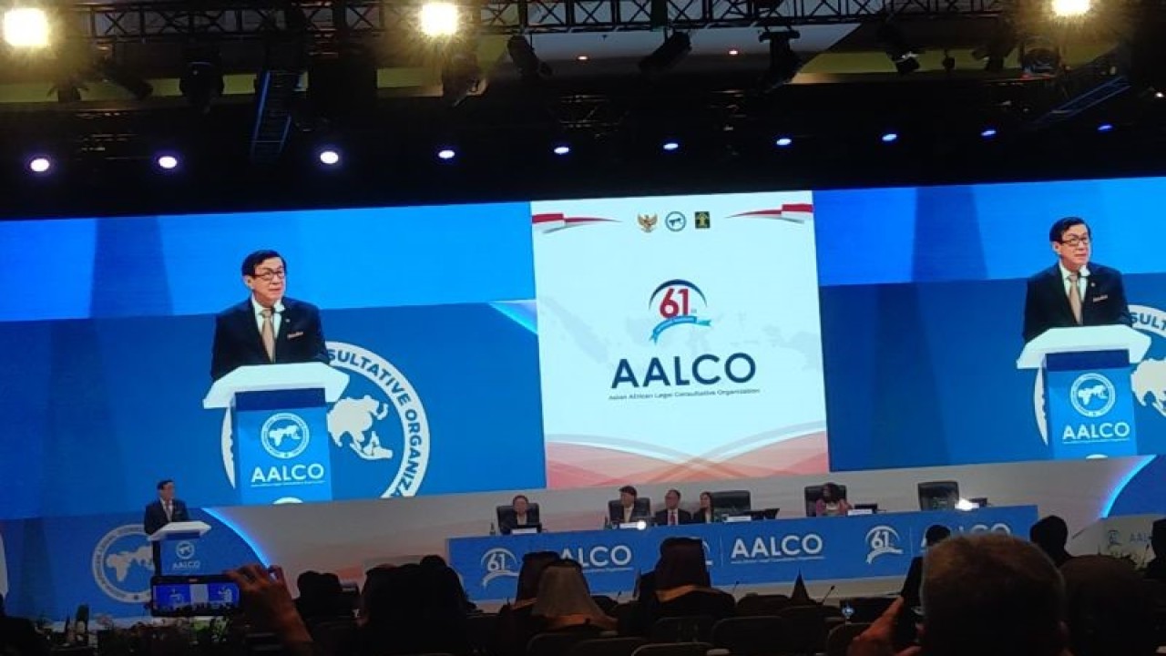 Menkumham RI Yasonna H. Laoly saat memberikan sambutan pada pertemuan AALCO ke-61 di BNDCC Nusa Dua, Kabupaten Badung, Bali, Senin (16/10/2023) (ANTARA/Dewa Ketut Sudiarta Wiguna)