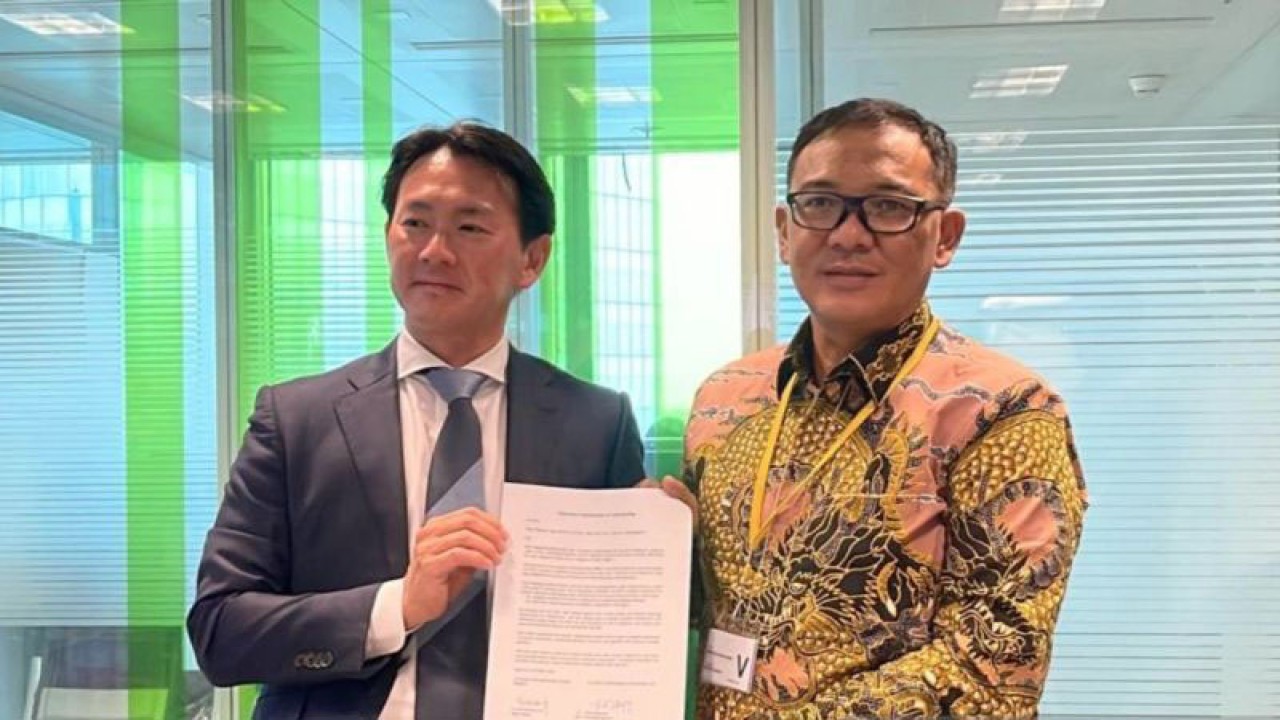 Bupati Bogor Iwan Setiawan menandatangani MoU dengan Suez Services Pte. Ltd. di Paris, Prancis. ANTARA/HO-Humas Pemkab Bogor.