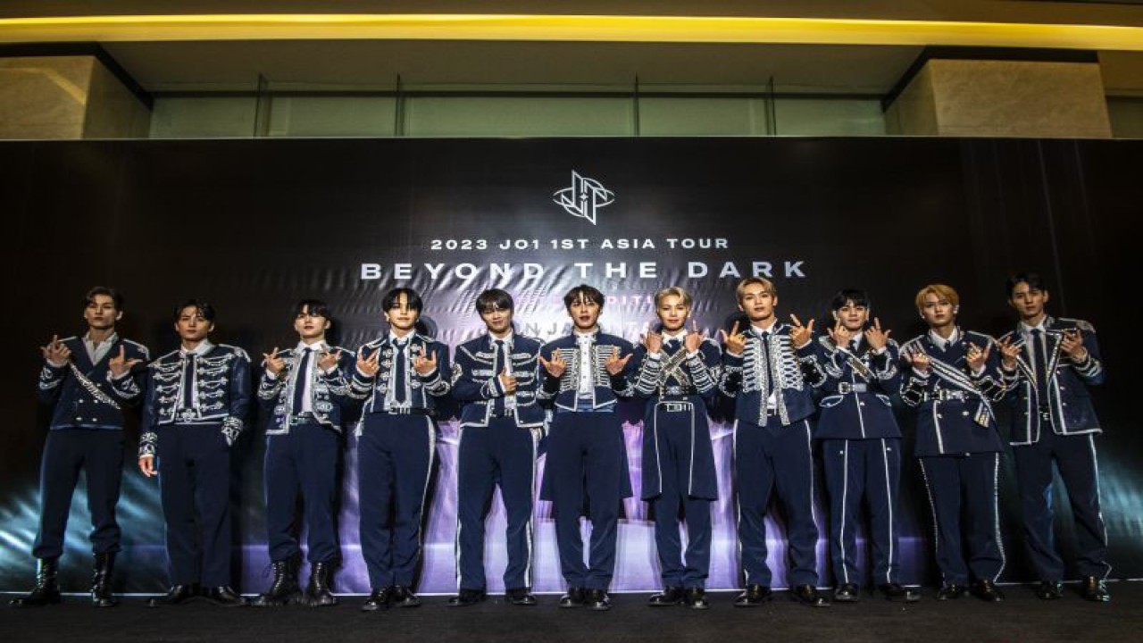 Grup idola J-pop JO1 dalam konferensi pers menjelang tur konser Asia "BEYOND THE DARK - LIMITED EDITION" di Ciputra Artpreneur Theater, Jakarta, Selasa (31/10/2023). Mereka dijadwalkan mengadakan konser di Jakarta pada 1 November 2023, sebagian bagian dari rangkaian tur konser Asia pertama mereka. (ANTARA FOTO/Bayu Pratama S).