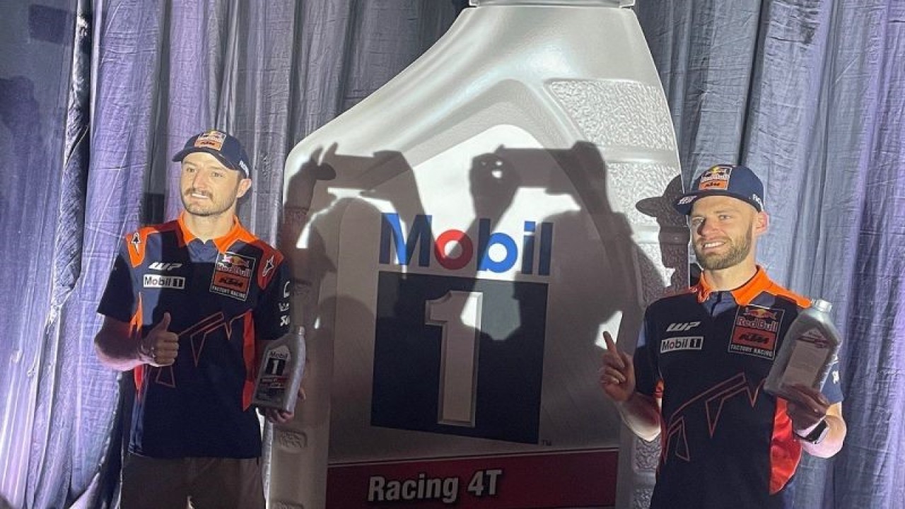Jack Miller dan Brad Binder usai menghadiri sesi konferensi pers peluncuran produk baru oli Mobil1 di Jakarta Selatan, Rabu (11/10/2023) ANTARA/Lifia Mawaddah Putri