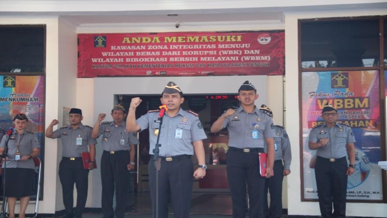 Kantor Wilayah Kementerian Hukum dan Hak Asasi Manusia Sulawesi Tengah, Budi A Situngkir, memimpin upacara peringatan Hari Kesaktian Pancasila di halaman Kantor Wilayah Kementerian Hukum dan Hak Asasi Manusia Sulawesi Tengah, Palu, Senin (2/10/2023). ANTARA/HO-Humas Kantor Wilayah Kementerian Hukum dan Hak Asasi Manusia Sulawesi Tengah