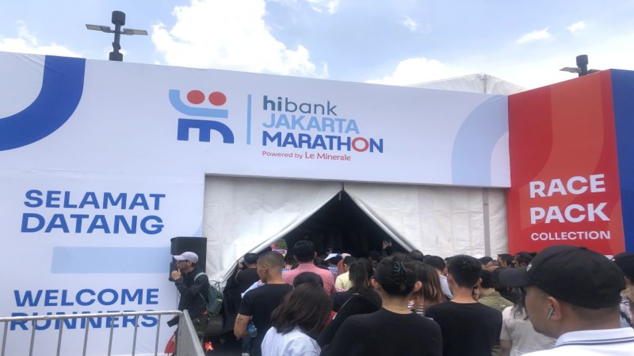 Para peserta hibank Jakarta Marathon 2023 mulai mengambil race pack di Plaza Timur Gelora Bung Karno (GBK), Jakarta, Kamis (19/10/2023). (ANTARA/Zaro Ezza Syachniar)
